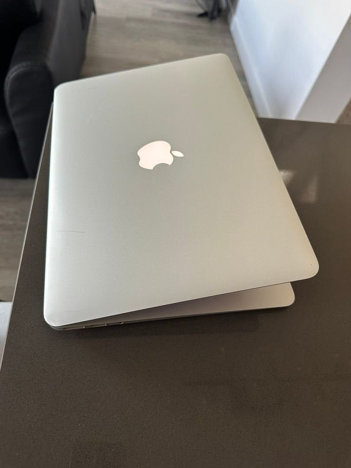 2015 Apple Macbook Air/13.3"/Core i5/8GB RAM/Monterey/BRAND NEW BATTERY/2 CYCLES - thelaptopshop.ca