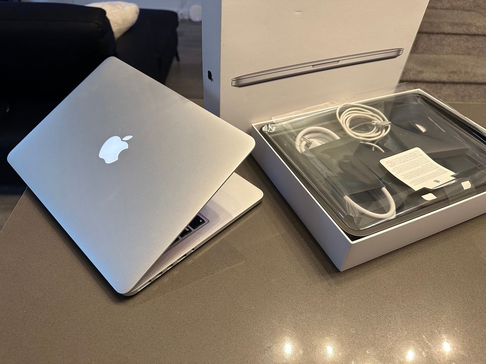 2015 Apple Macbook Pro Retina/Core i5/8GB/BOX - thelaptopshop.ca