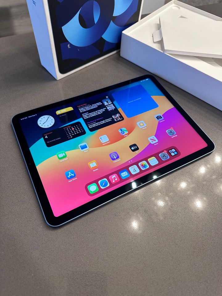 2022 Apple iPad Air- M1- 64GB - Blue