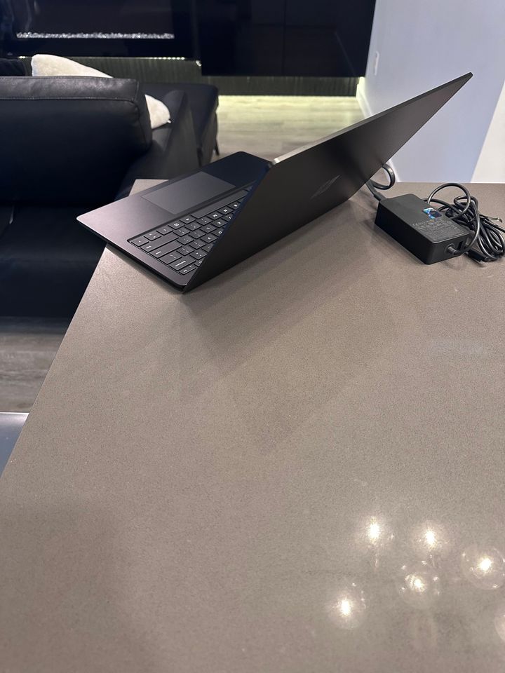 Microsoft Surface Laptop 4 13.5" Touchscreen- Core i7 QUAD 32GB RAM, 1TB SSD, Win 11