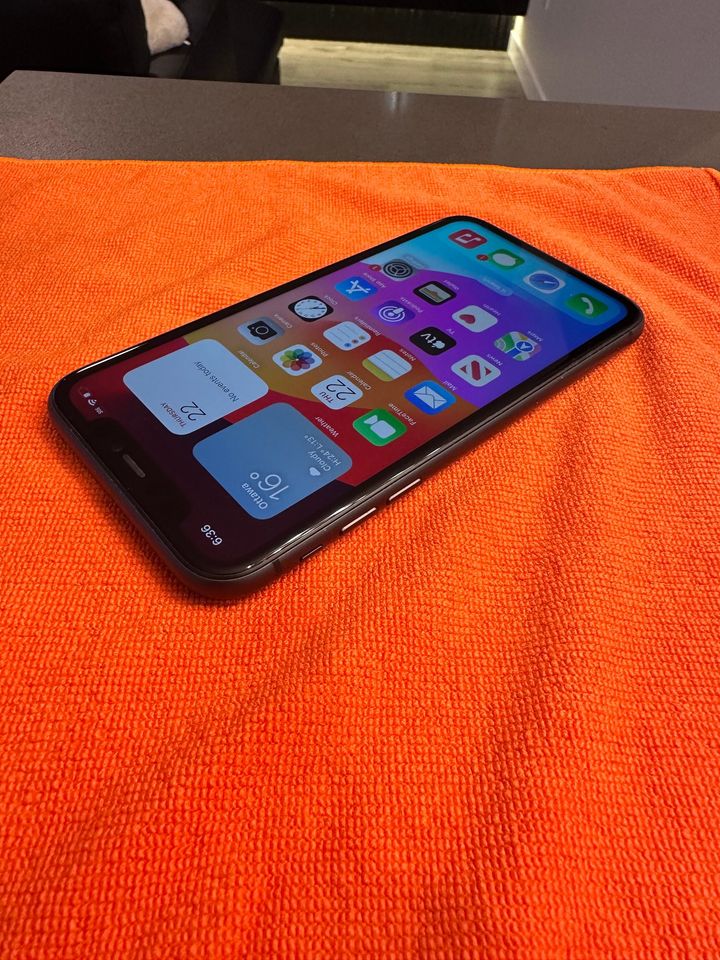iPhone 11 - 64 GB - Unlocked - Black