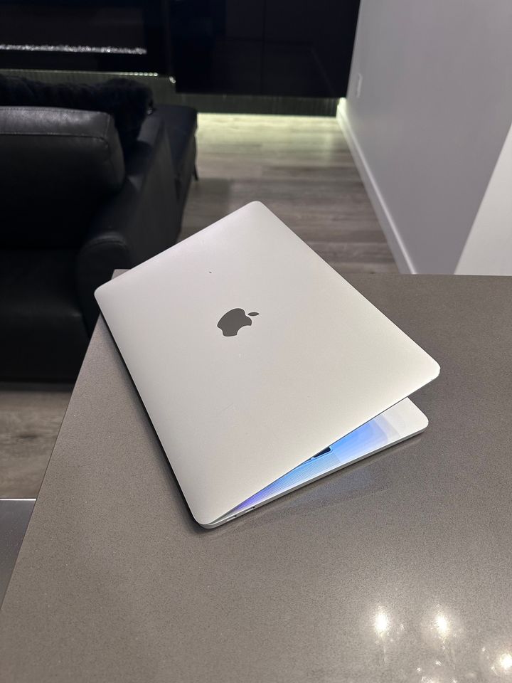 2017 Apple Macbook Pro- Core i7- 16GB - 512 GB SSD
