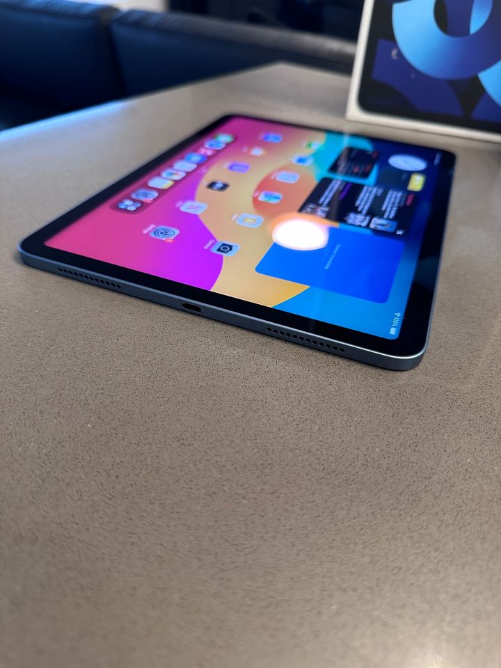 2022 Apple iPad Air- M1- 64GB - Blue