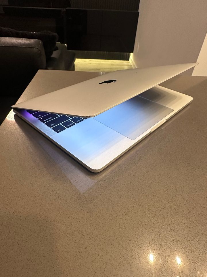 2017 Apple Macbook Pro- Core i7- 16GB - 512 GB SSD
