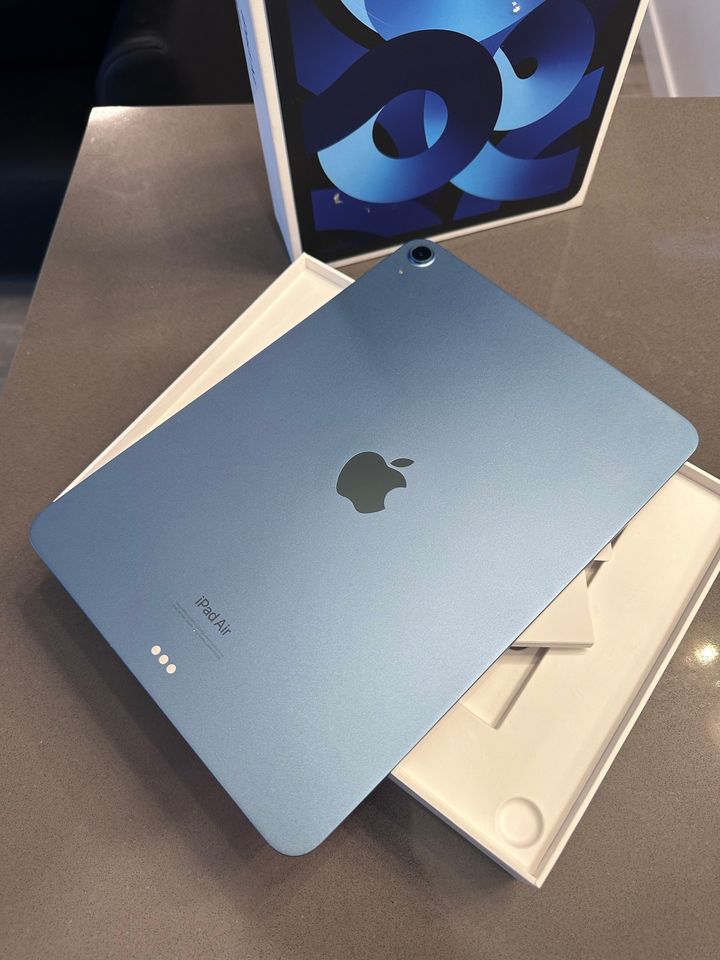 2022 Apple iPad Air- M1- 64GB - Blue