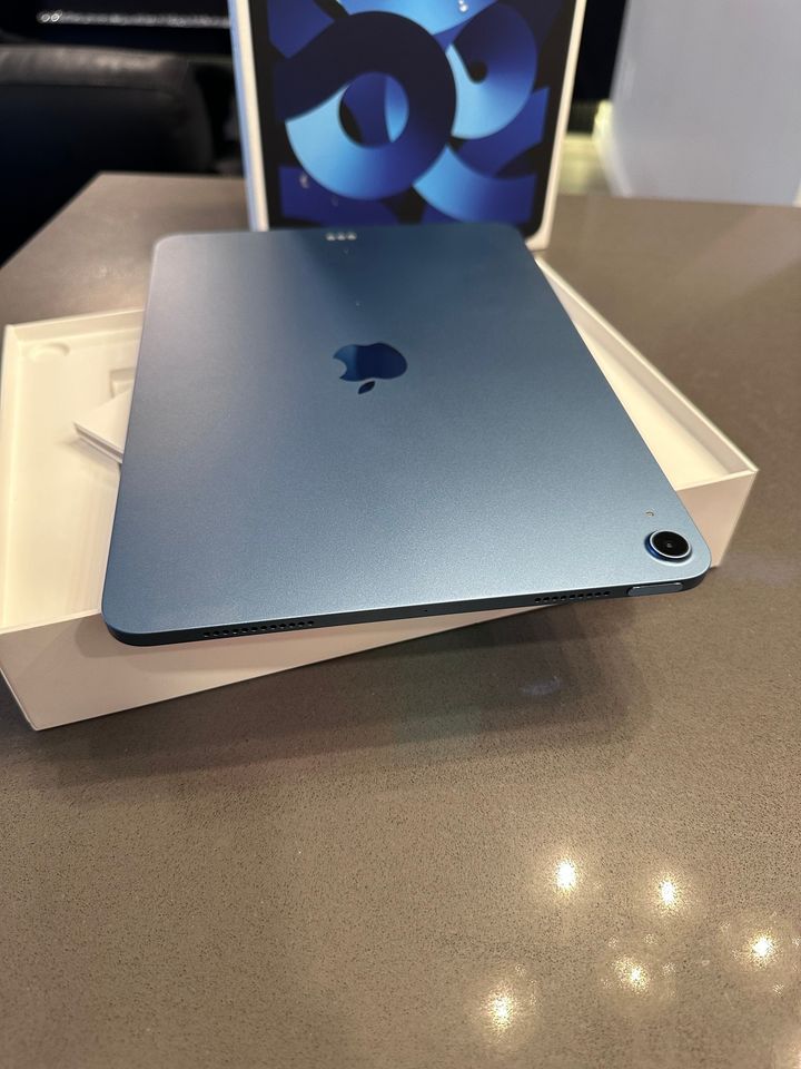 2022 Apple iPad Air- M1- 64GB - Blue