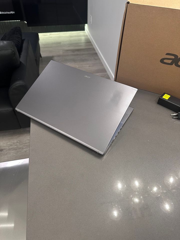 2022 Acer 15.6" Aluminum / Core i7 12 CORE/16 GB RAM/512 GB SSD/WIFI 6/Finger Scan