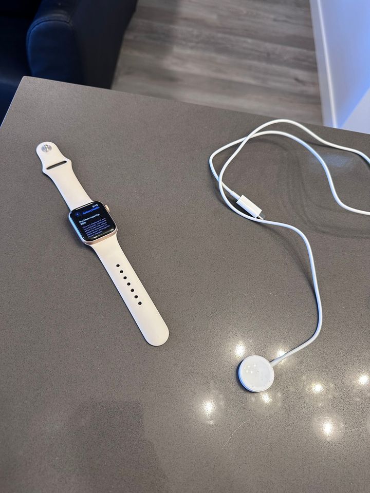 Apple Watch SE (2nd Gen) 40mm Gold Aluminum Case with Starlight Sport Band 