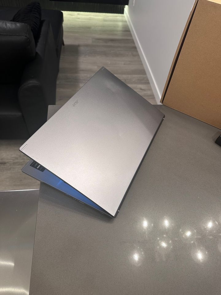 2022 Acer 15.6" Aluminum / Core i7 12 CORE/16 GB RAM/512 GB SSD/WIFI 6/Finger Scan