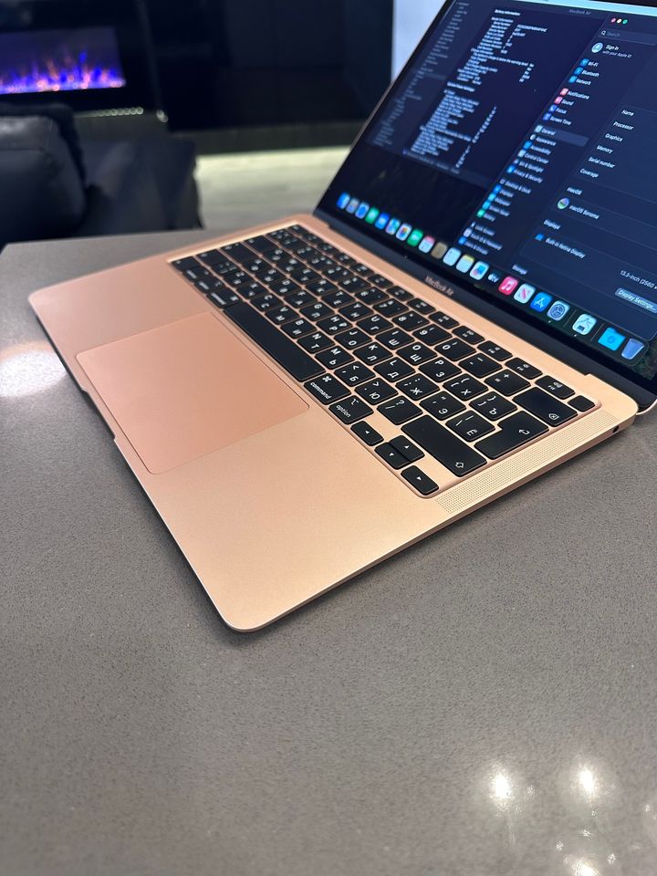 2020 Apple Macbook Air / 10th Gen QUAD Core i5 / 512GB/ GOLD 