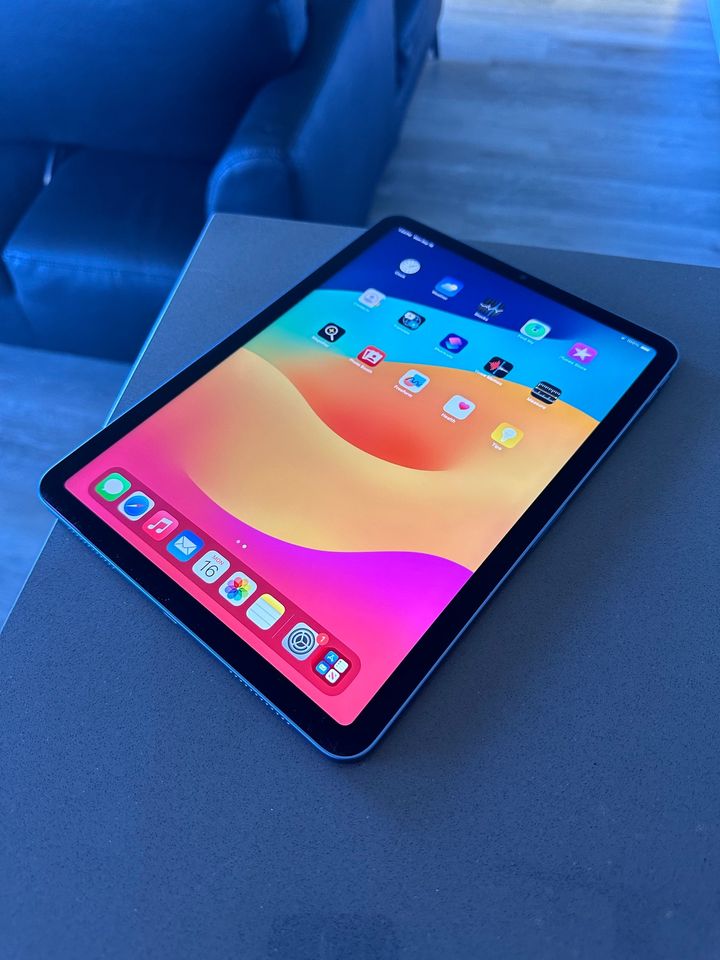 2022 Apple iPad Air- M1- 64GB - Blue