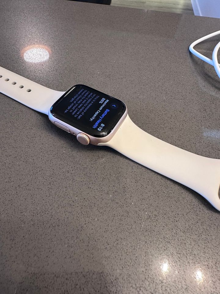 Apple Watch SE (2nd Gen) 40mm Gold Aluminum Case with Starlight Sport Band 