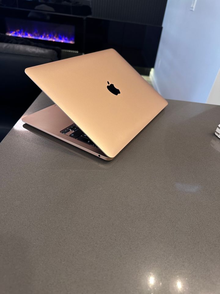 2020 Apple Macbook Air / 10th Gen QUAD Core i5 / 512GB/ GOLD 