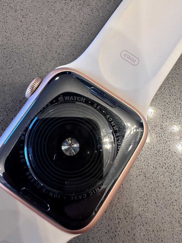 Apple Watch SE (2nd Gen) 40mm Gold Aluminum Case with Starlight Sport Band 