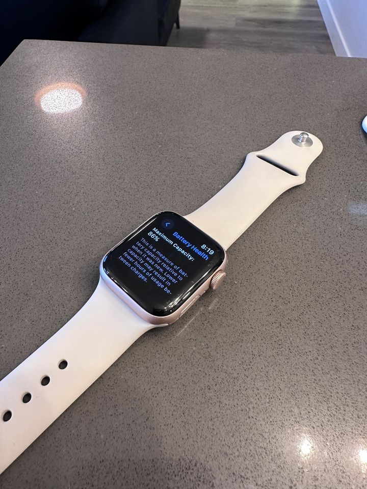 Apple Watch SE (2nd Gen) 40mm Gold Aluminum Case with Starlight Sport Band 
