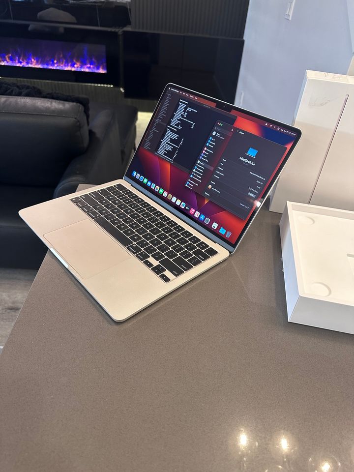 2022 Apple Macbook Air 13.6" Starlight/ M2 - 8 CORE/100% Battery