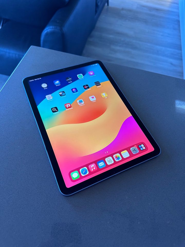 2022 Apple iPad Air- M1- 64GB - Blue