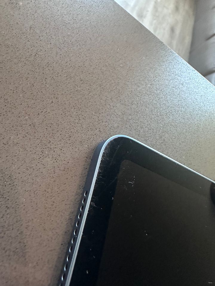 2022 Apple iPad Air- M1- 64GB - Blue