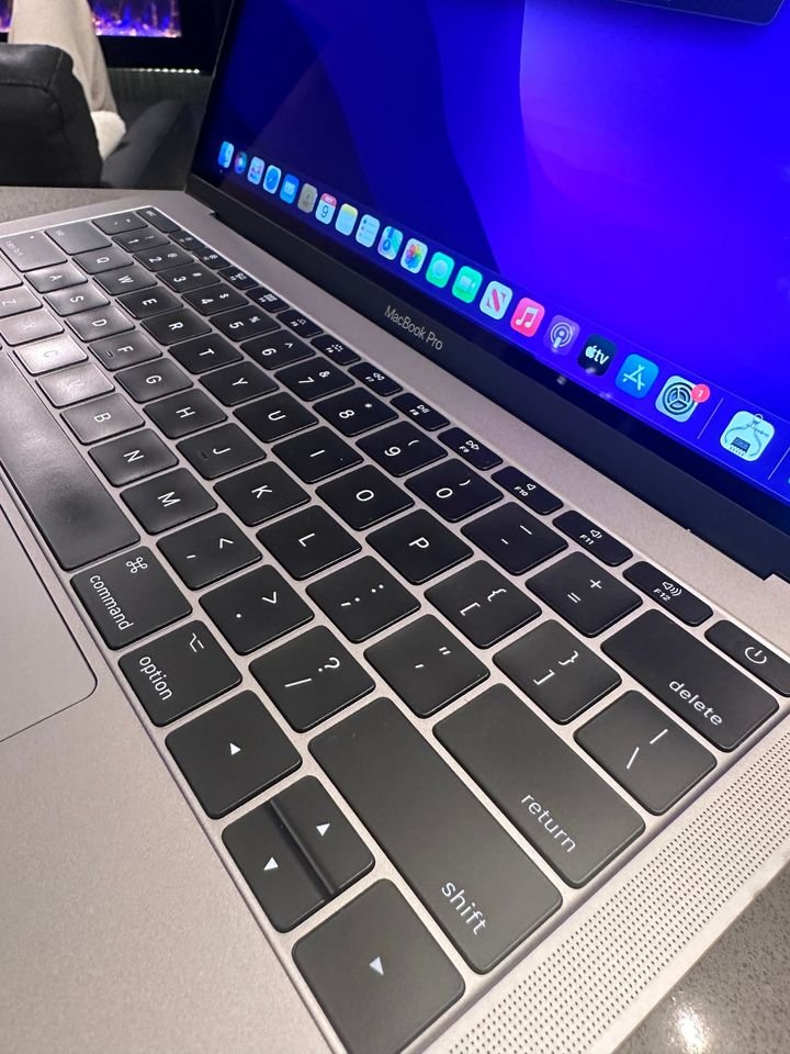 2017 Apple Macbook Pro- Core i5/8GB/128GB/ Monterey / Space Grey / Like New