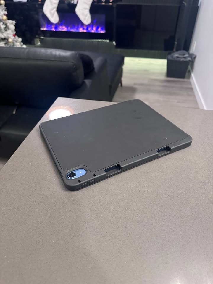 2022 Apple iPad Air- M1- 64GB - Blue + Case