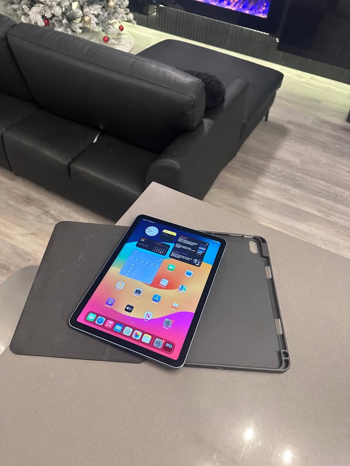 2022 Apple iPad Air- M1- 64GB - Blue + Case