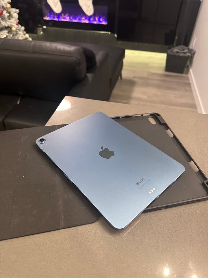 2022 Apple iPad Air- M1- 64GB - Blue + Case