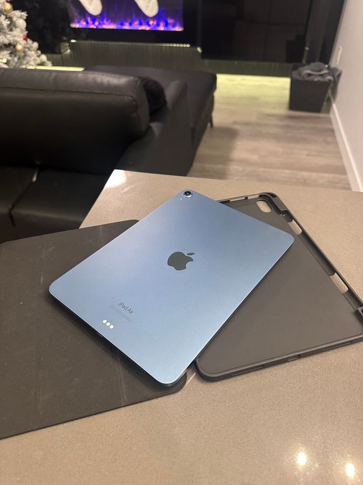 2022 Apple iPad Air- M1- 64GB - Blue + Case