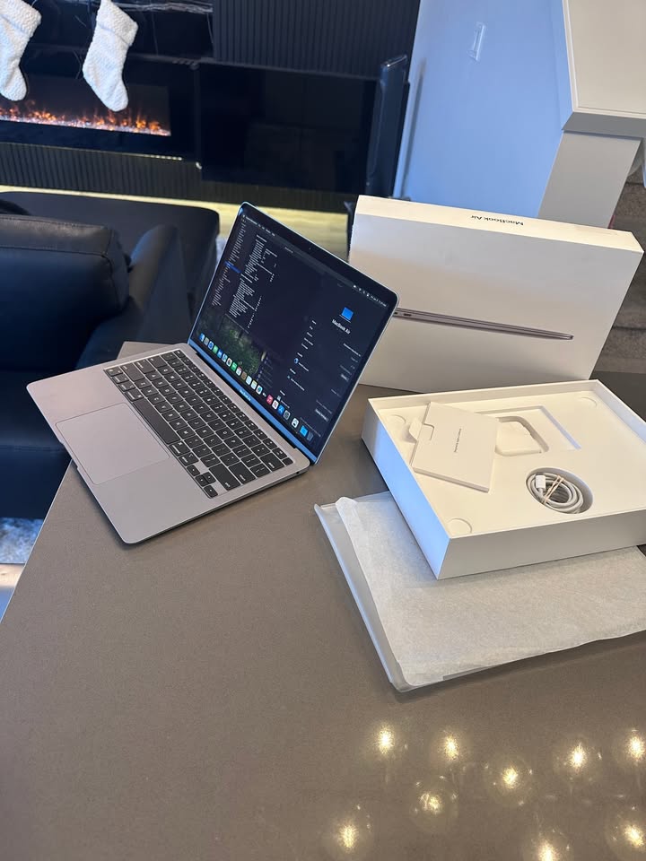 2020 Apple Macbook Air Space Grey- M1/ English 100% Batt macOS Sequoia