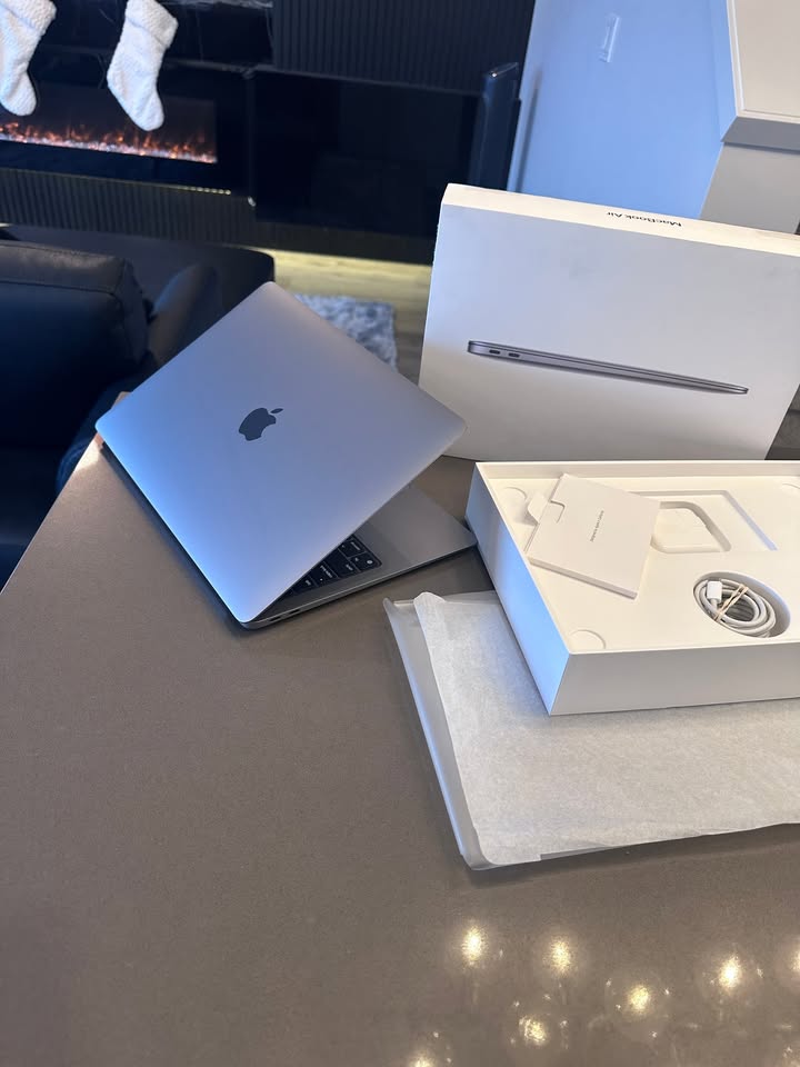2020 Apple Macbook Air Space Grey- M1/ English 100% Batt macOS Sequoia