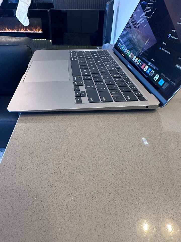 2020 Apple Macbook Air Space Grey- M1/ English 100% Batt macOS Sequoia