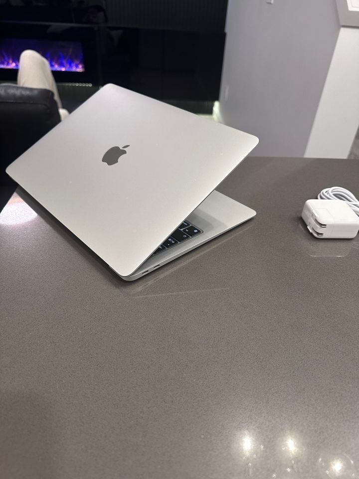2020 Apple Macbook Air- M1/ English & Chinese (Zhuyin)Keyboard $650