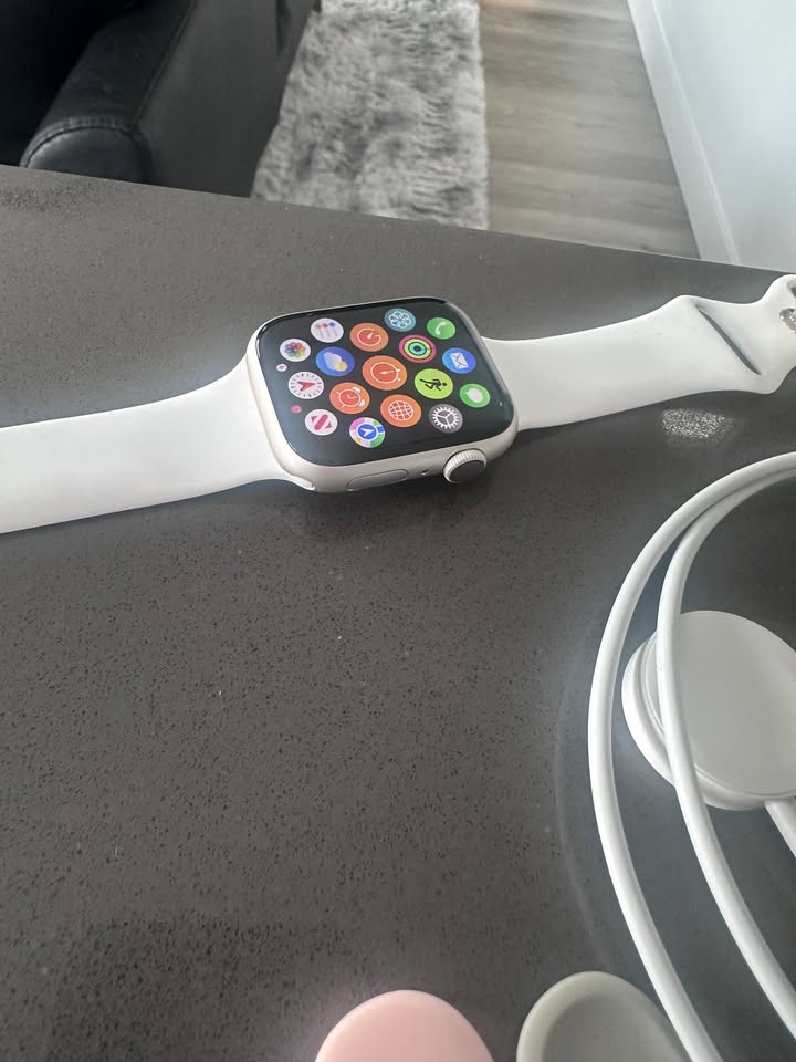 Apple Watch Series 7 (Cellular) 45mm Starlight + Charger & 6 Bands