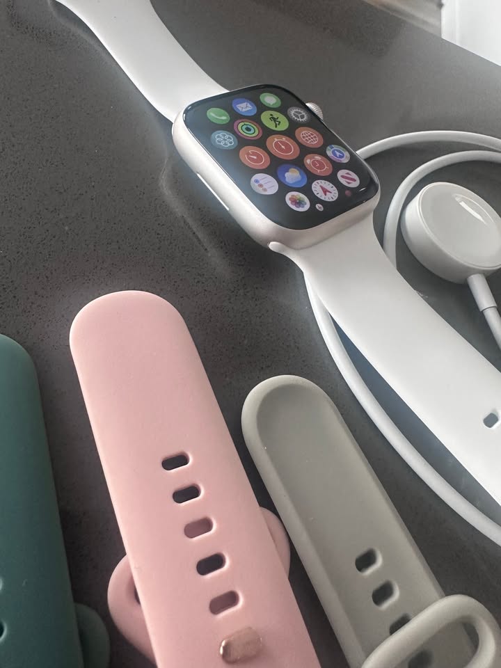 Apple Watch Series 7 (Cellular) 45mm Starlight + Charger & 6 Bands