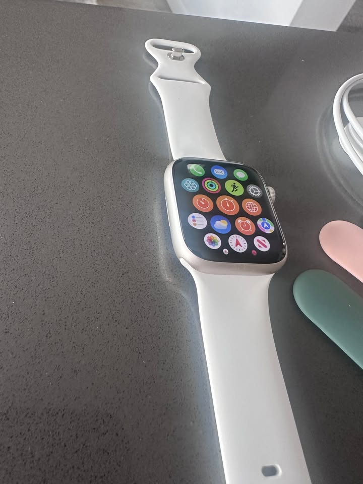 Apple Watch Series 7 (Cellular) 45mm Starlight + Charger & 6 Bands