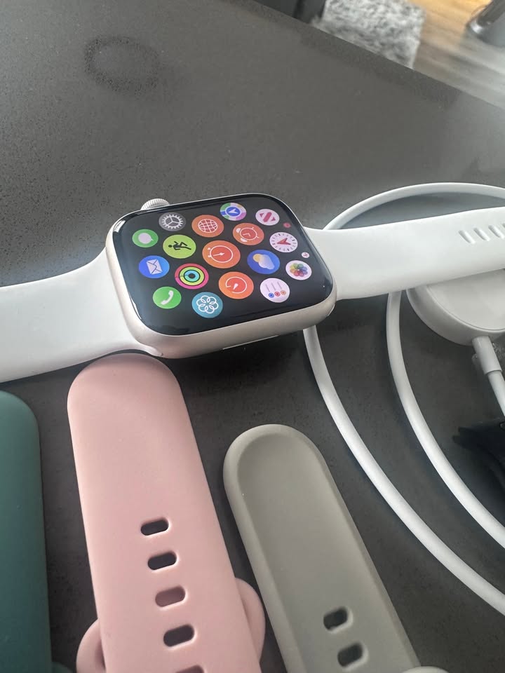 Apple Watch Series 7 (Cellular) 45mm Starlight + Charger & 6 Bands