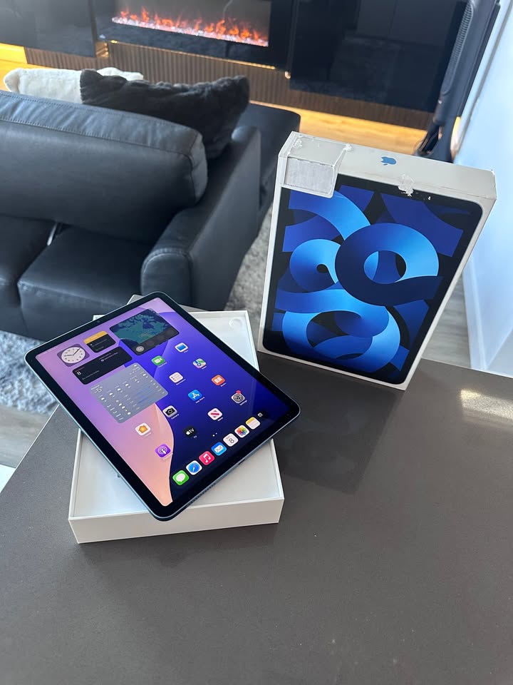 2022 Apple iPad Air- M1- 64GB - Blue