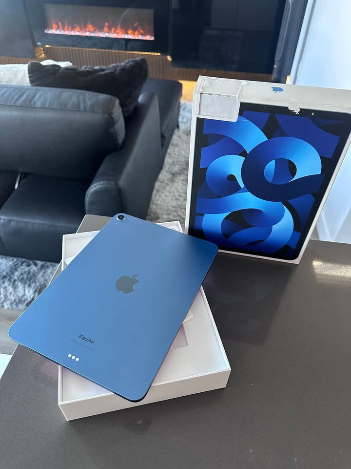 2022 Apple iPad Air- M1- 64GB - Blue