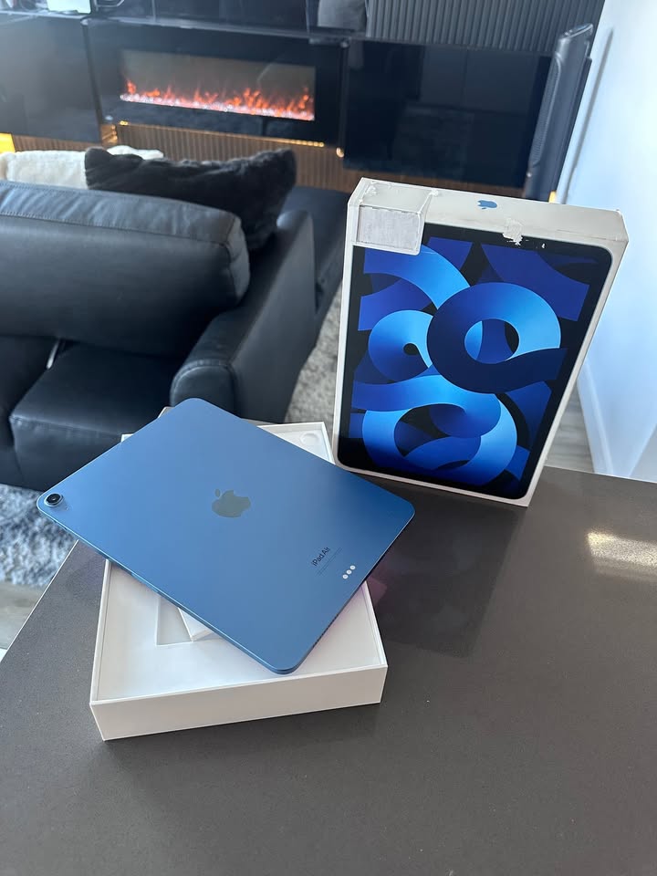 2022 Apple iPad Air- M1- 64GB - Blue