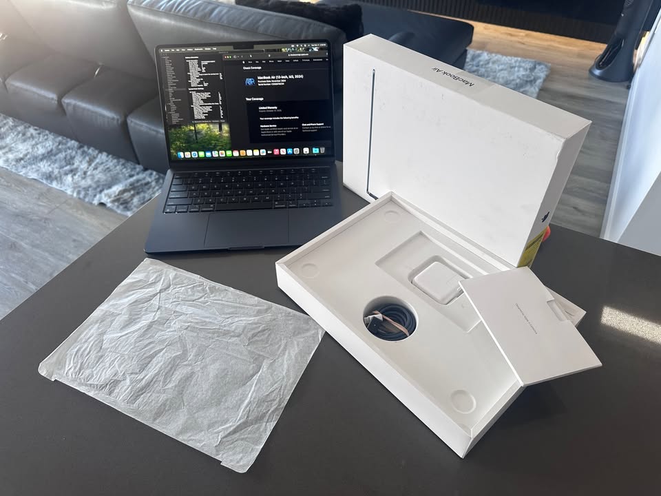 2024 Apple Macbook Air 13.6"/ M3 /100% Battery/2 Cycles/WARRANTY OCT 31 2025