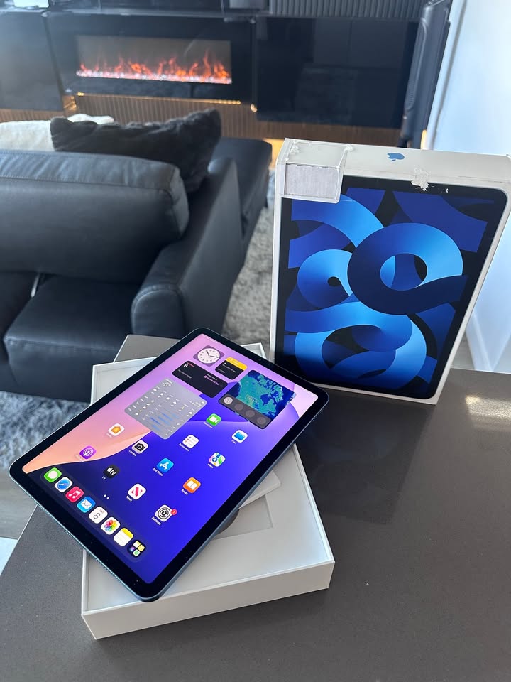 2022 Apple iPad Air- M1- 64GB - Blue