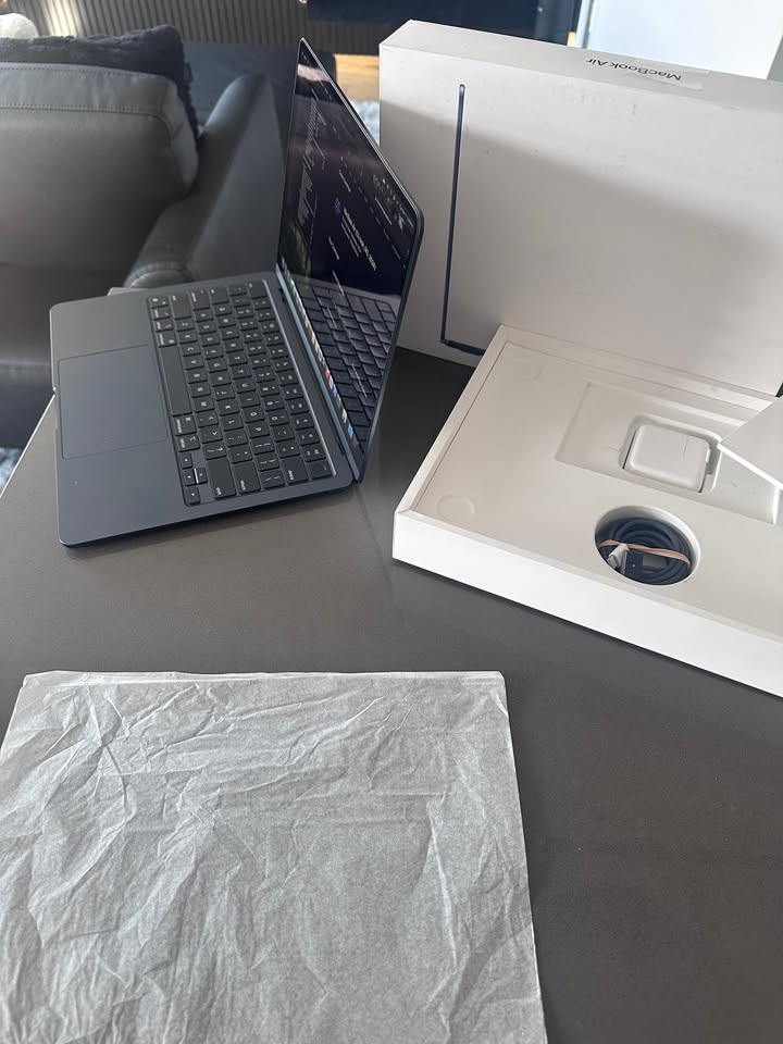 2024 Apple Macbook Air 13.6"/ M3 /100% Battery/2 Cycles/WARRANTY OCT 31 2025