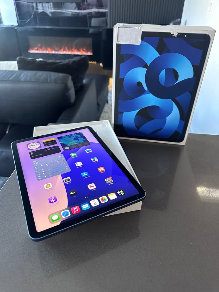 2022 Apple iPad Air- M1- 64GB - Blue