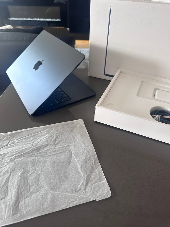 2024 Apple Macbook Air 13.6"/ M3 /100% Battery/2 Cycles/WARRANTY OCT 31 2025