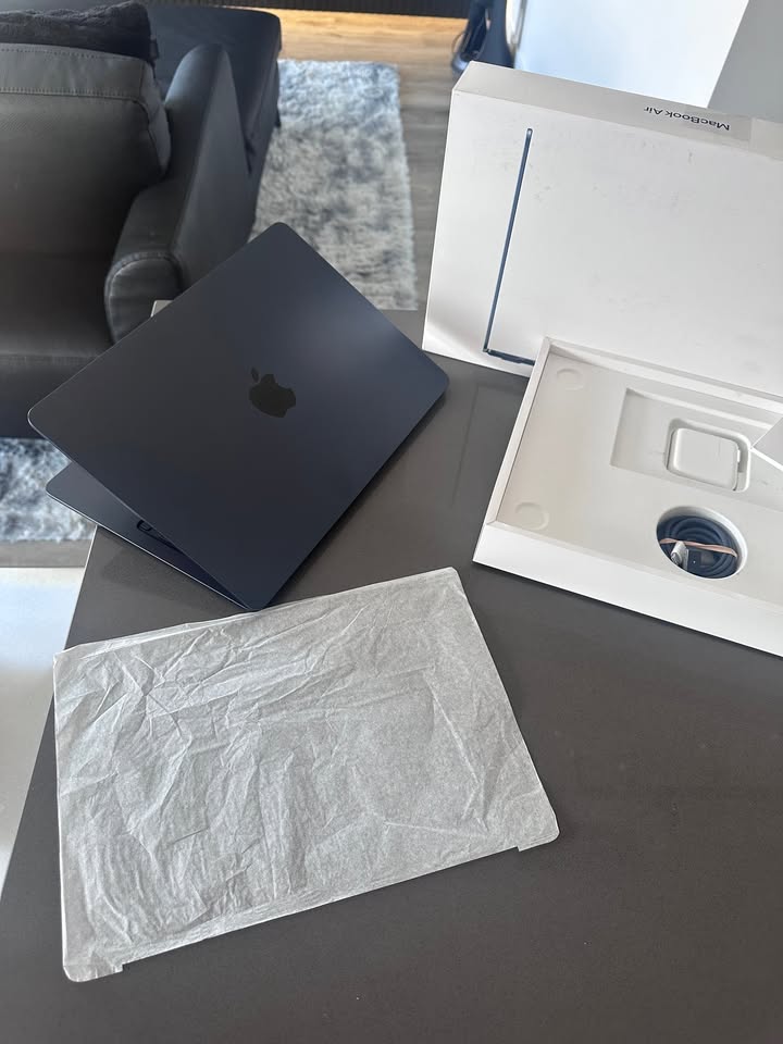 2024 Apple Macbook Air 13.6"/ M3 /100% Battery/2 Cycles/WARRANTY OCT 31 2025