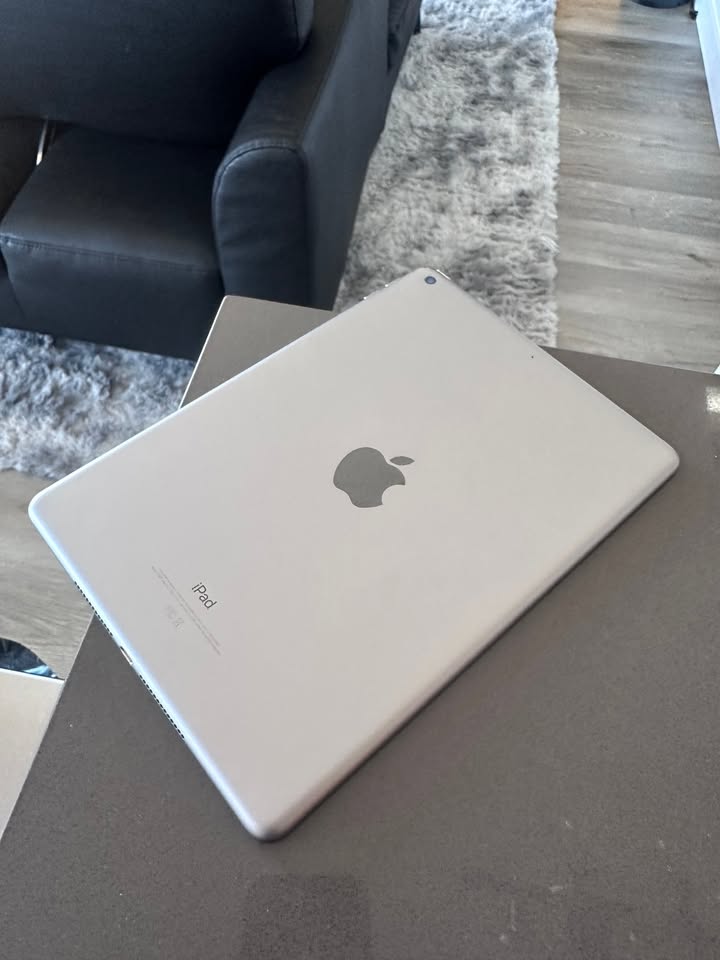 Apple iPad 32GB 6th Gen (Wi-Fi) Space Grey