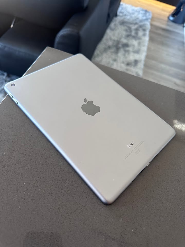 Apple iPad 32GB 6th Gen (Wi-Fi) Space Grey