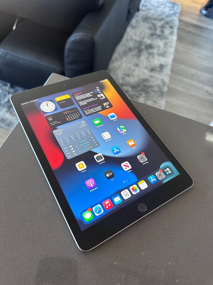 Apple iPad 32GB 6th Gen (Wi-Fi) Space Grey