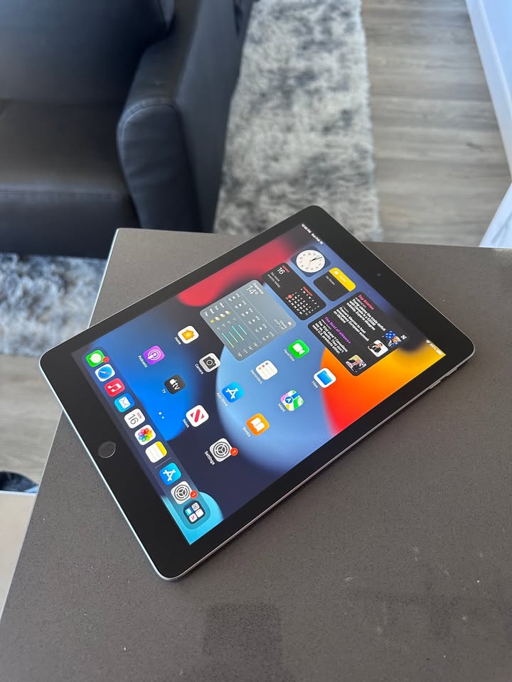 Apple iPad 32GB 6th Gen (Wi-Fi) Space Grey