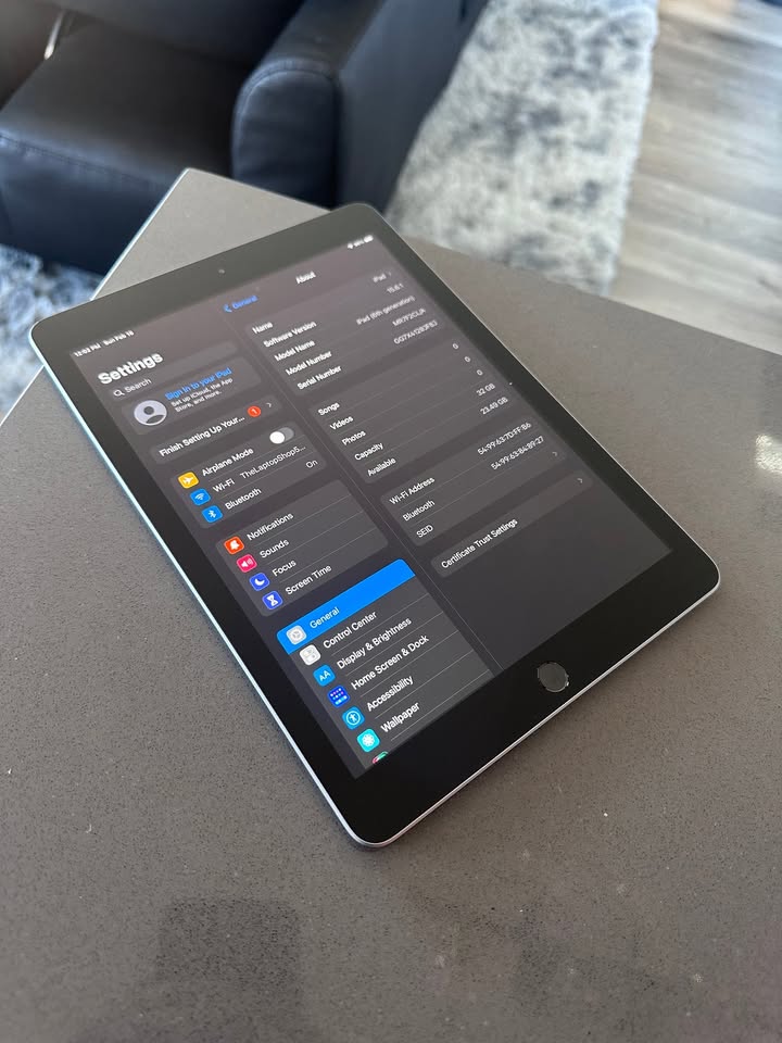 Apple iPad 32GB 6th Gen (Wi-Fi) Space Grey