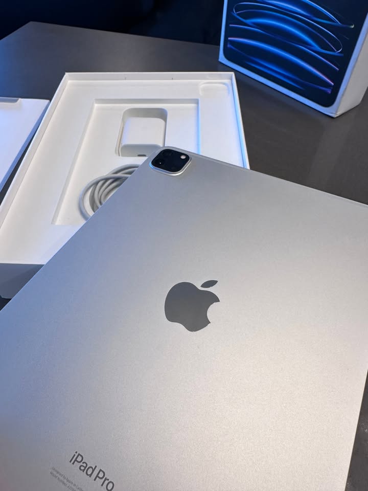Apple iPad Pro 11" M2 128GB - Silver 10/10 Condition + Box